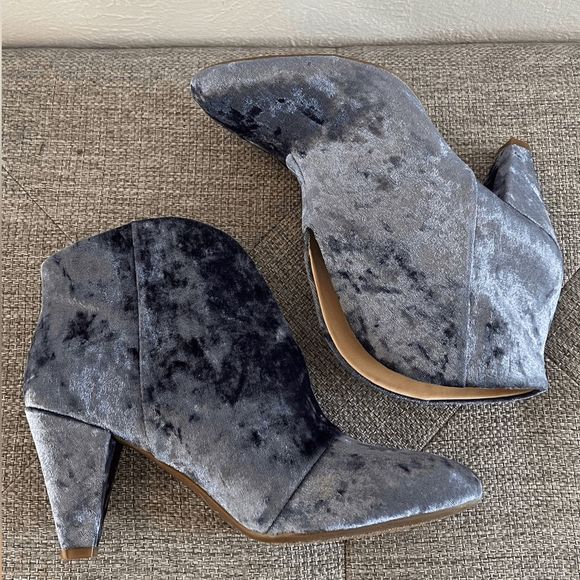 Vince Camuto Evanata pastel blue crushed velvet ANKLE BOOTS size 8W wide calf - Picture 5 of 9